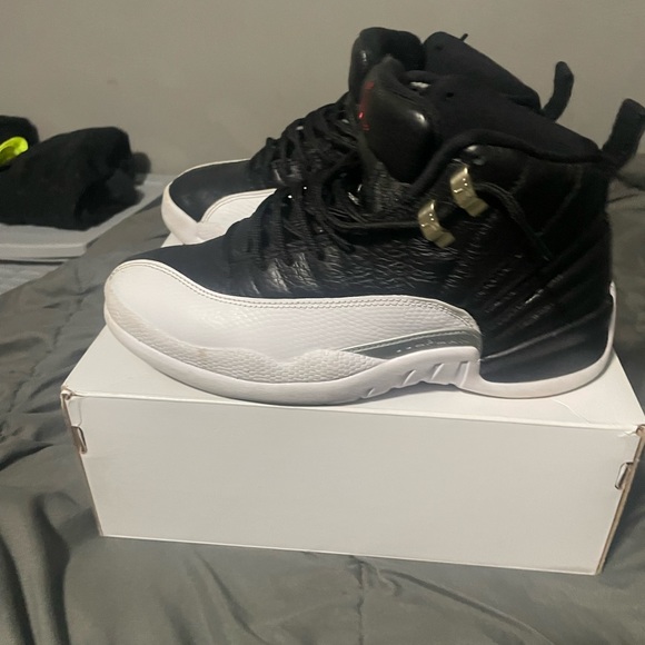 Black and white playoff 12 size 7.5